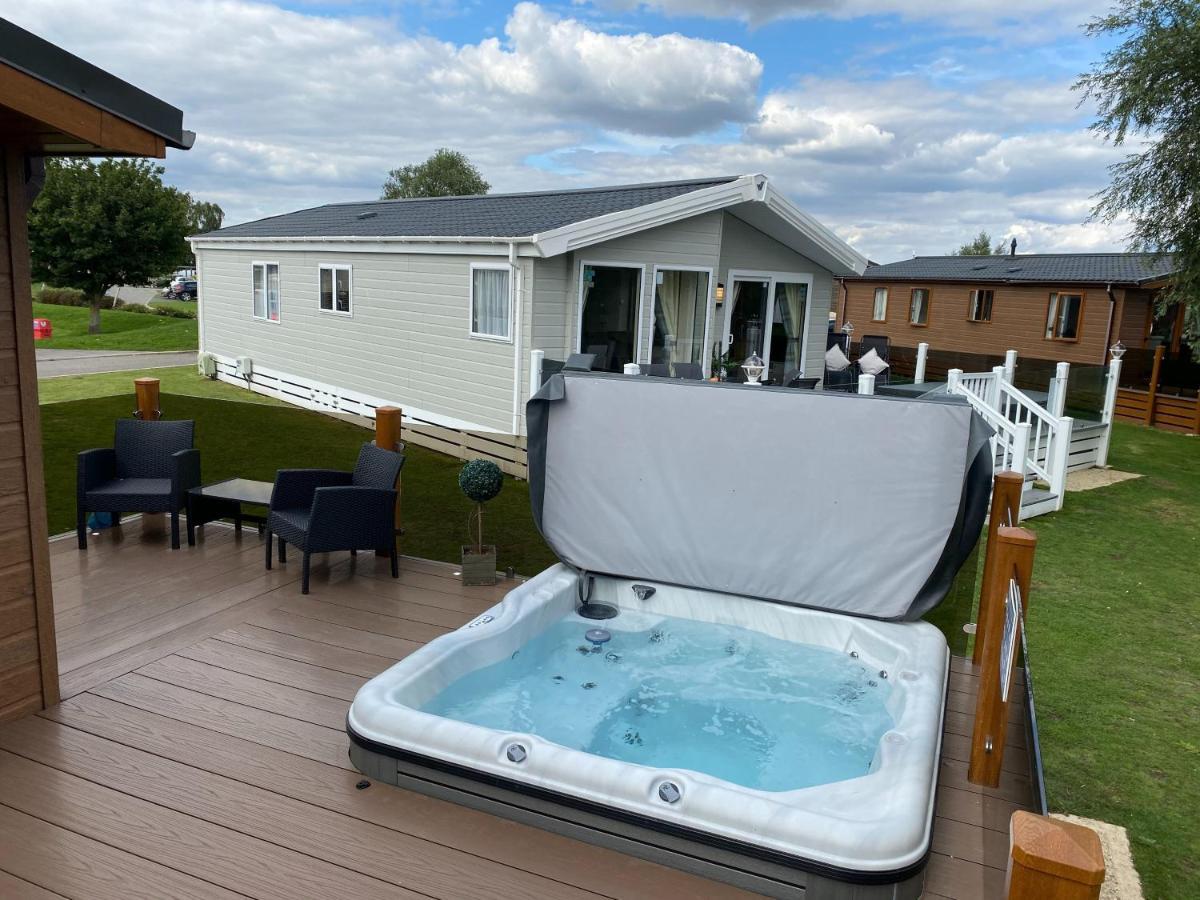 Indulgence Lakeside Lodge I2 With Hot Tub, Private Fishing Peg Situated At Tattershall Lakes Country Park Exterior photo